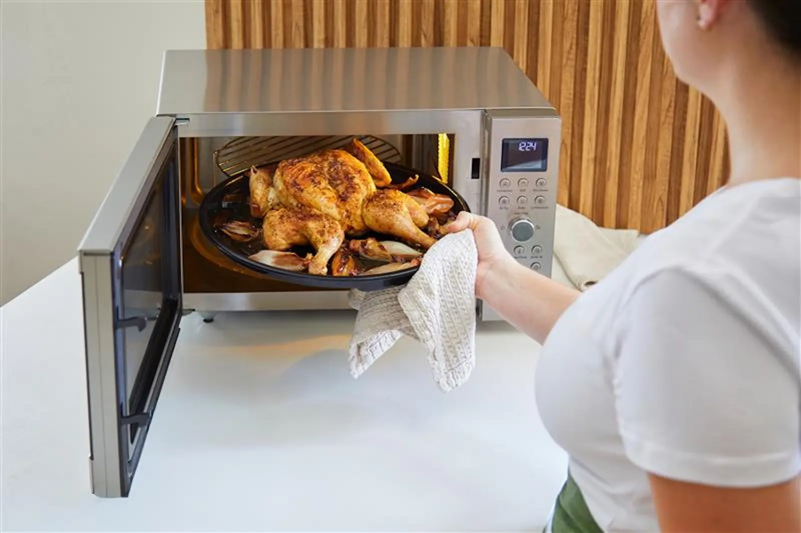 Microonde con tecnologia air fryer: Panasonic allarga la gamma