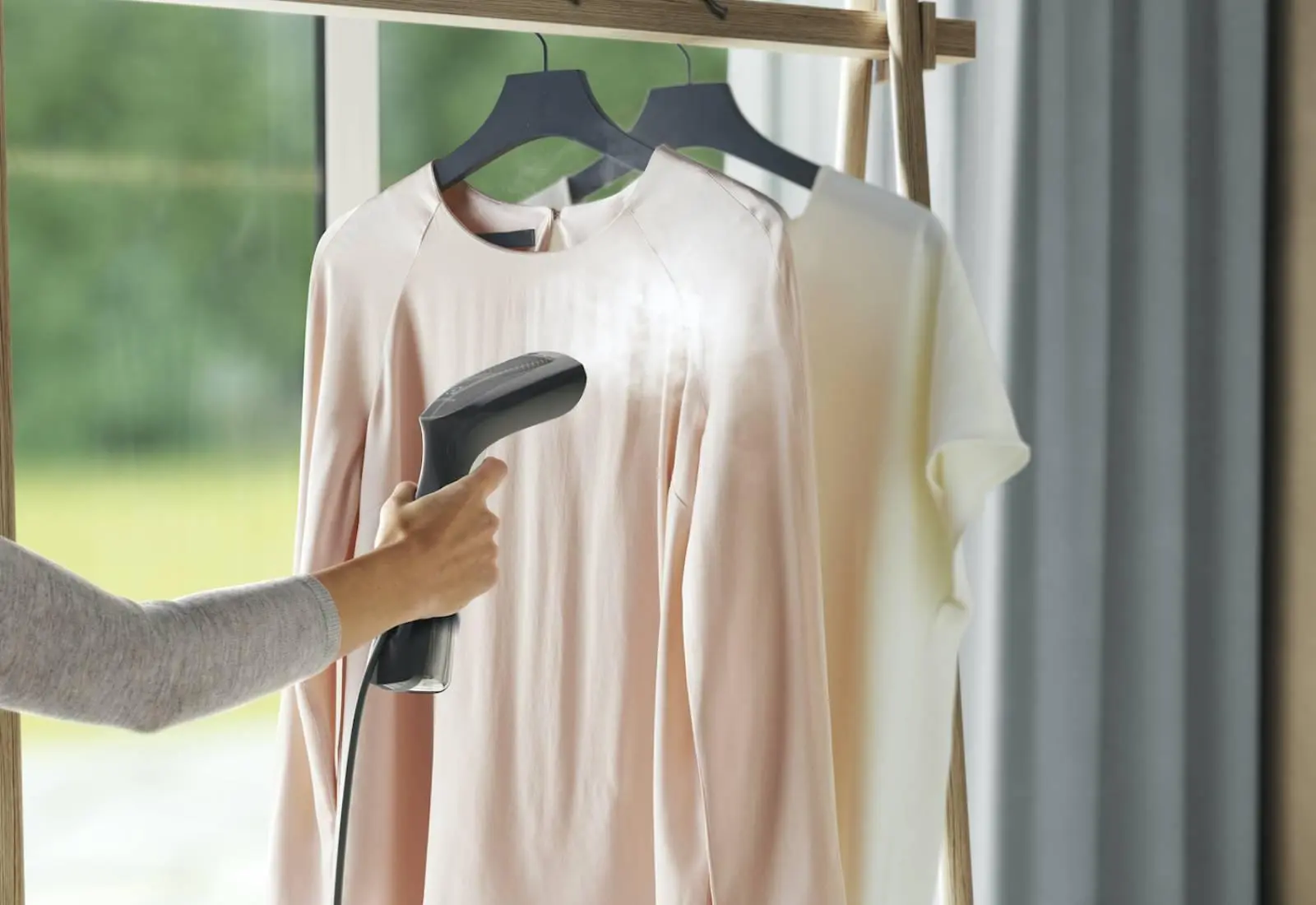 Immagine Lo stiratore verticale contro pieghe e batteri 1